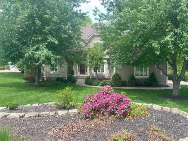 $650,000 | 5733 North Pointe Terrace, Parkville, MO 64152