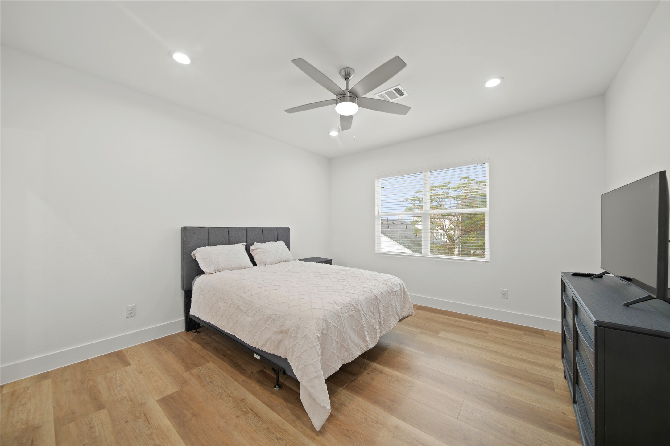 2510 Gray Street Houston, TX 77003 - Photo 8 of 15 a bedroom with a bed and a window