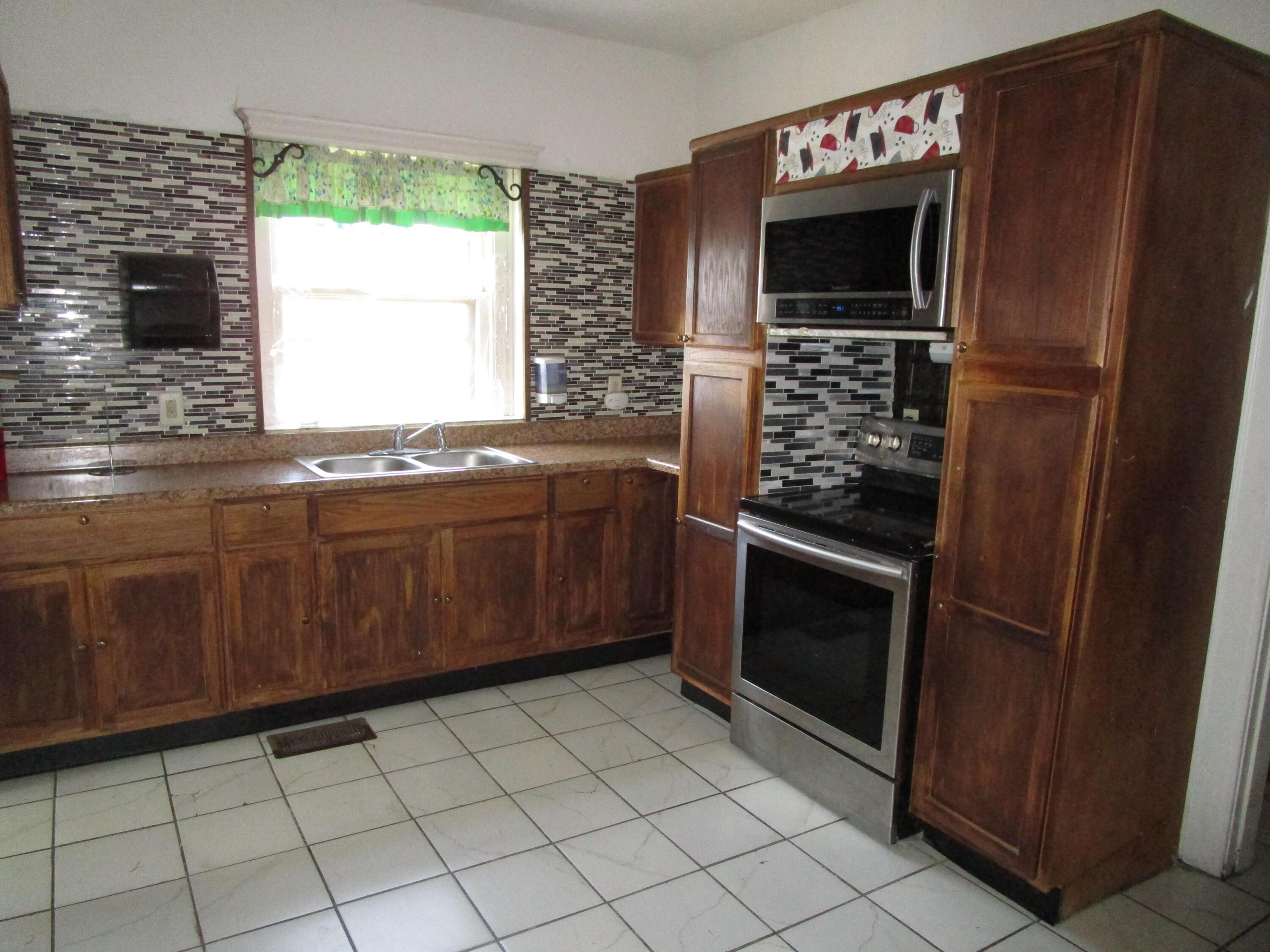 1311 Kenton Street Springfield, OH 45505 - Photo 15 of 42 Kitchen