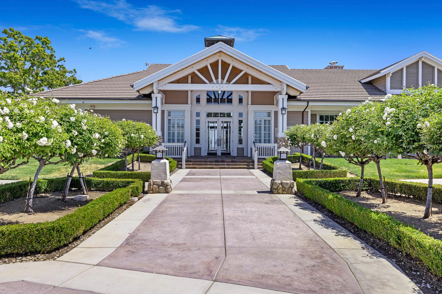 4674 North Arrow Ridge Way Clovis, CA 93619 - Photo 67 of 77 a front view of a house with a yard