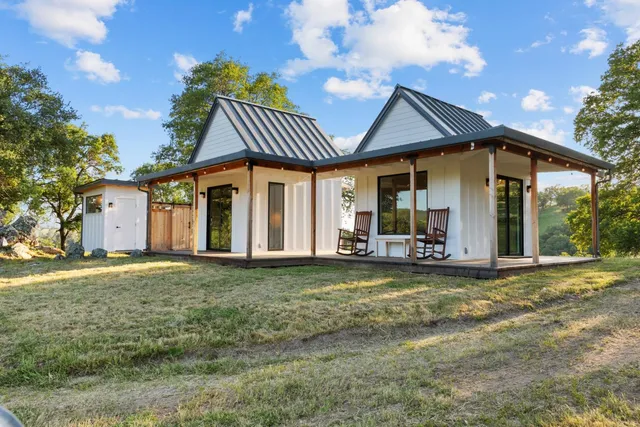a view of a house with backyard and porch