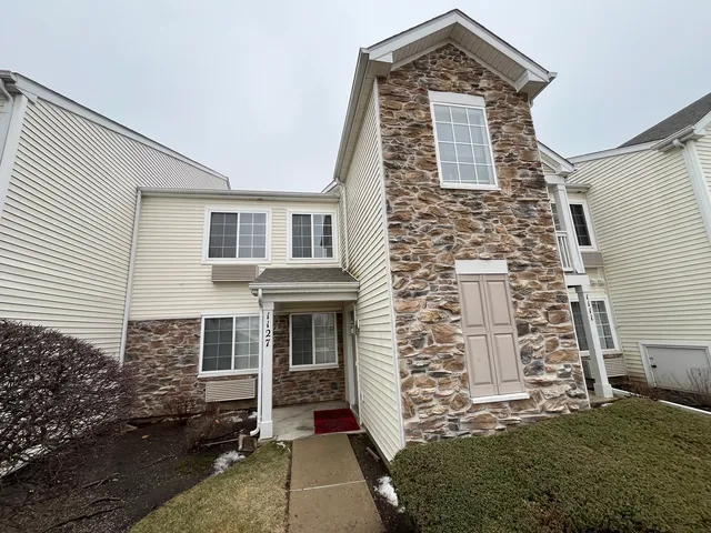 $1,800 | 1127 Silverstone Drive, Unit 1127, Carpentersville, IL 60110