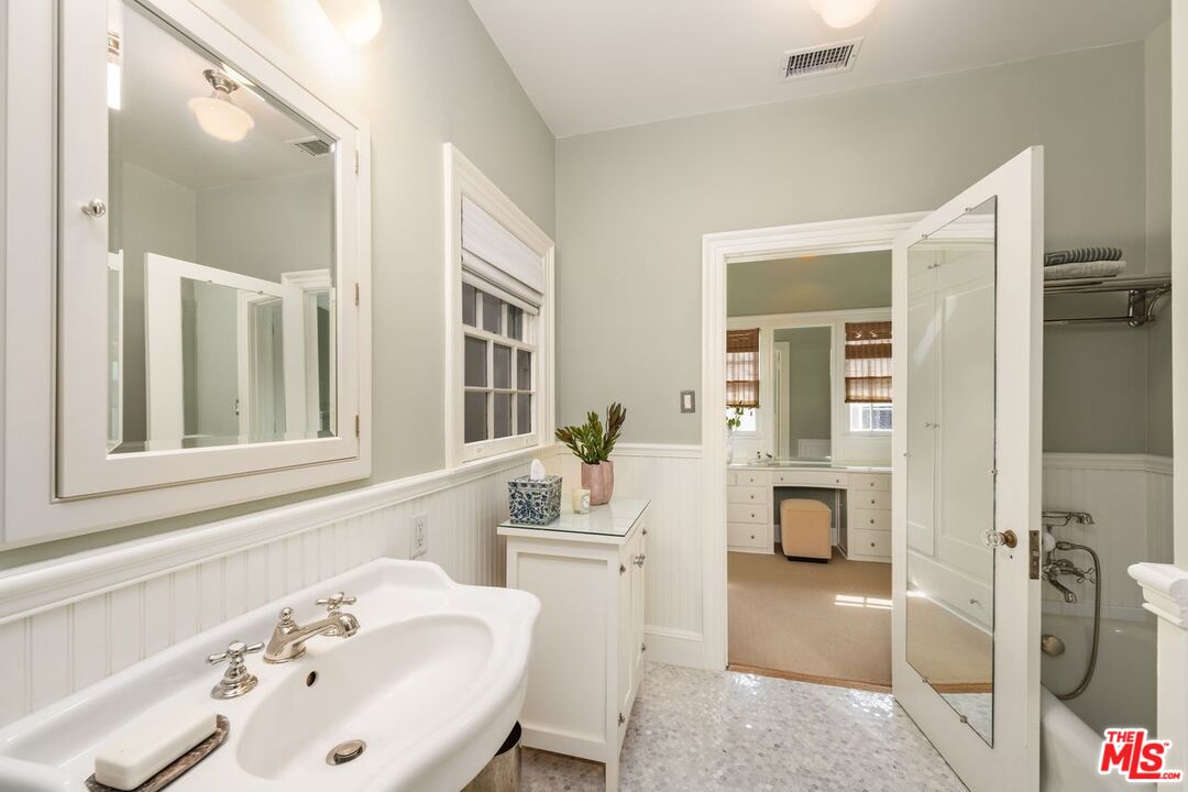 224 Lorraine Boulevard Los Angeles, CA 90004 - Photo 18 of 32