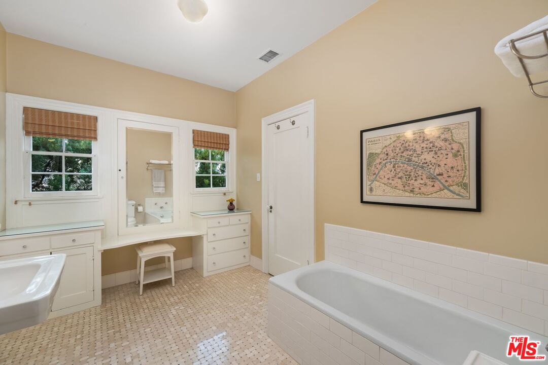 224 Lorraine Boulevard Los Angeles, CA 90004 - Photo 21 of 32