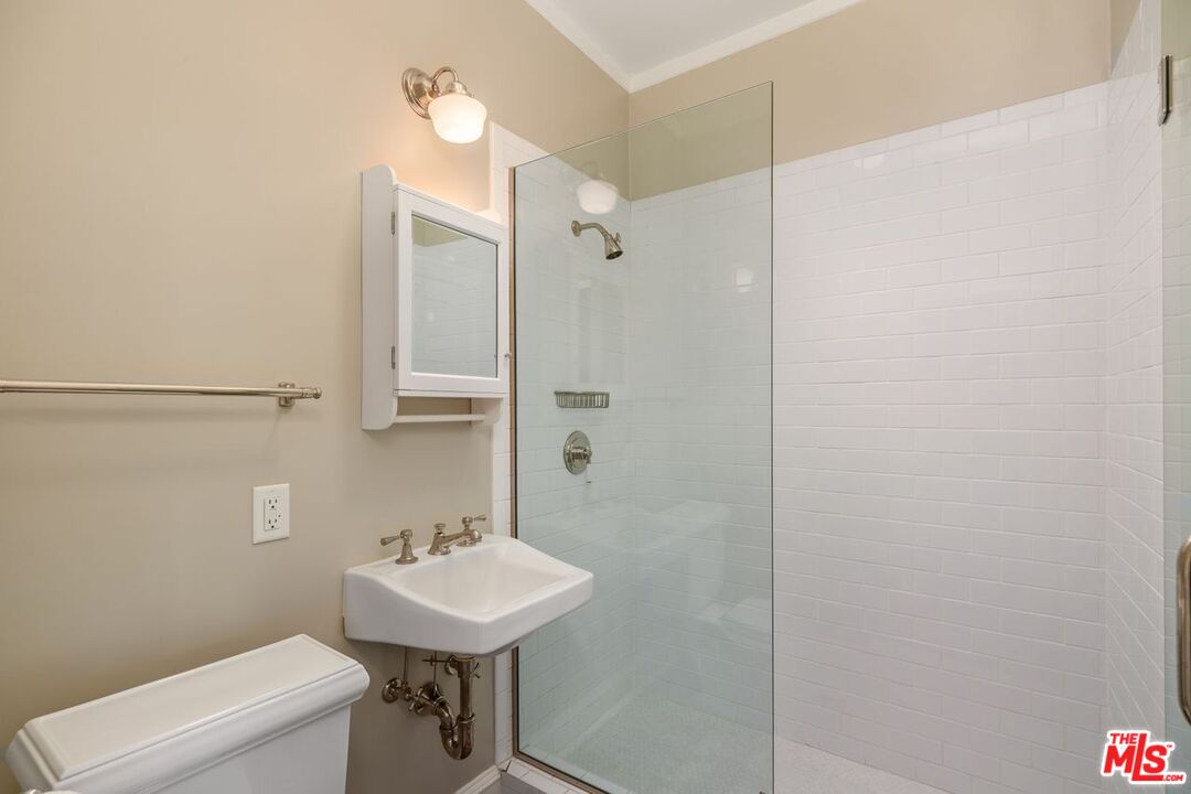 224 Lorraine Boulevard Los Angeles, CA 90004 - Photo 25 of 32