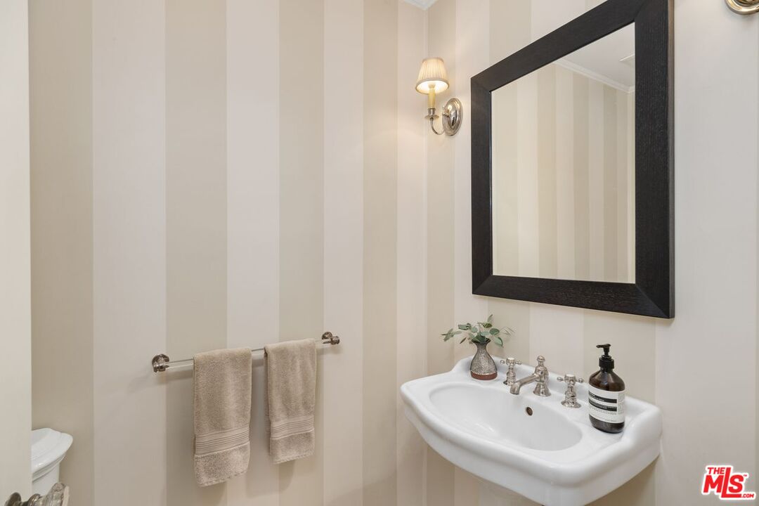 224 Lorraine Boulevard Los Angeles, CA 90004 - Photo 10 of 32