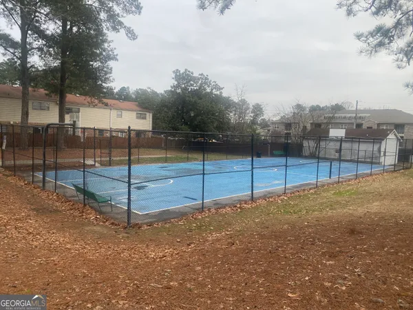 a view of a backyard