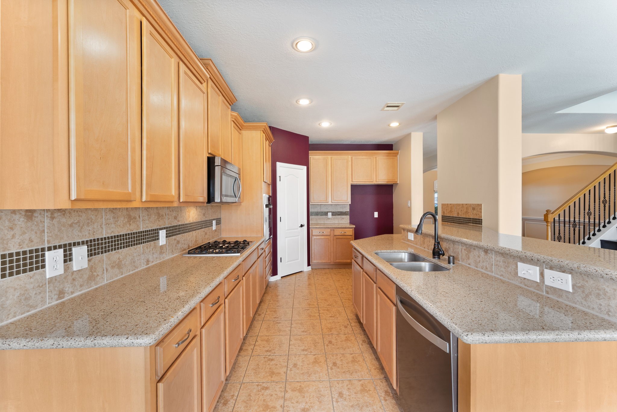 19415 Sorrell Ridge Drive Spring, TX 77388 - Photo 18 of 44 This huge kitchen is complete with stainless steel appliances and a gas cooktop.