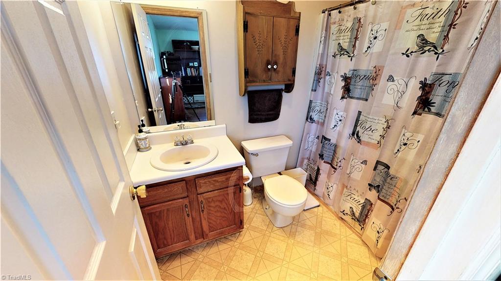 172 Deerfield Country Road Randleman, NC 27317 - Photo 21 of 30 Master bath.