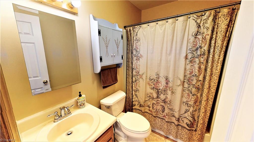 172 Deerfield Country Road Randleman, NC 27317 - Photo 24 of 30 Guest bath.