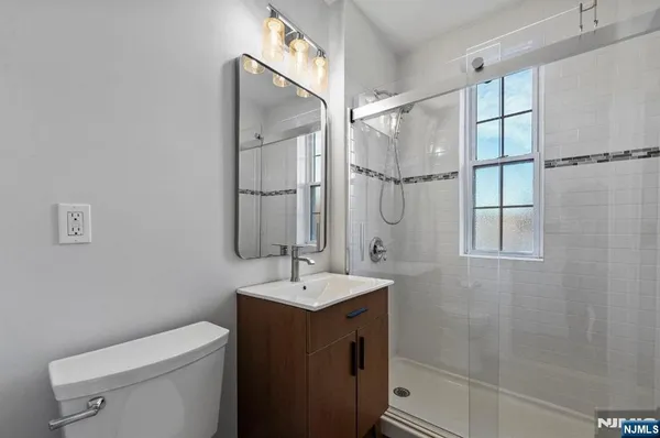 $2,000 | 275 Engle Street, Unit F3, Englewood, NJ 07631