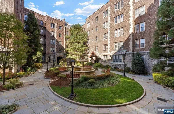 $2,000 | 275 Engle Street, Unit F3, Englewood, NJ 07631