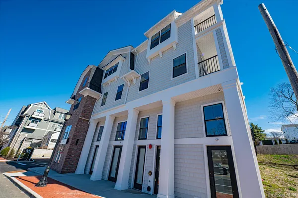$3,300 | 1100 New York Avenue, Unit 104, Huntington Station, NY 11746
