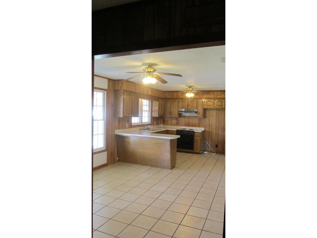 231 Price Road Elizabethton, TN 37643 - Photo 16 of 24 Large KitchenDining combo