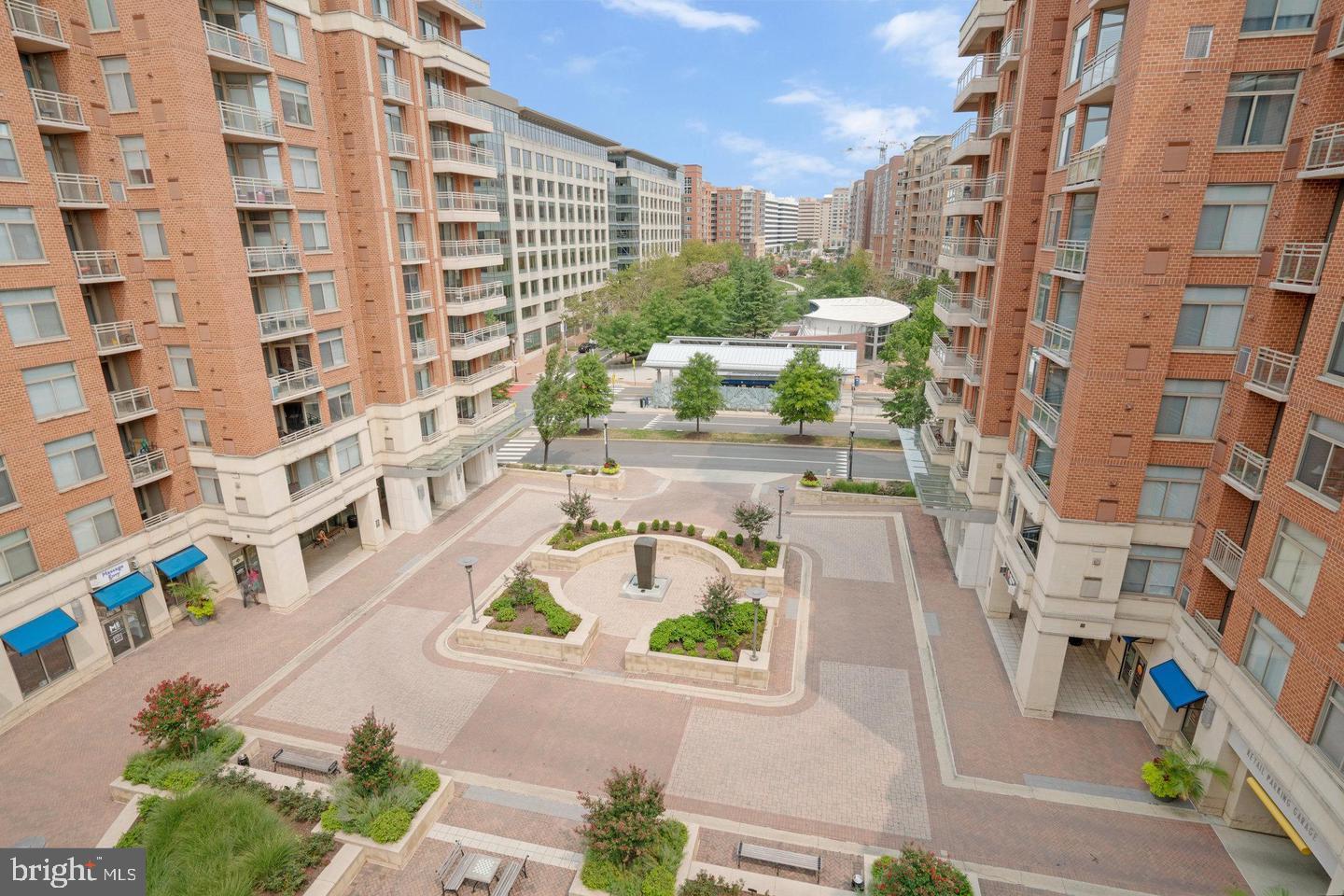 3650 South Glebe Road, Unit 638 Arlington, VA 22202 - Photo 10 of 35 front view of a building with a tub and a rug