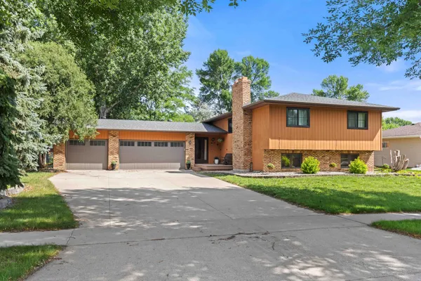 $415,000 | 2101 26th Avenue South, Fargo, ND 58103