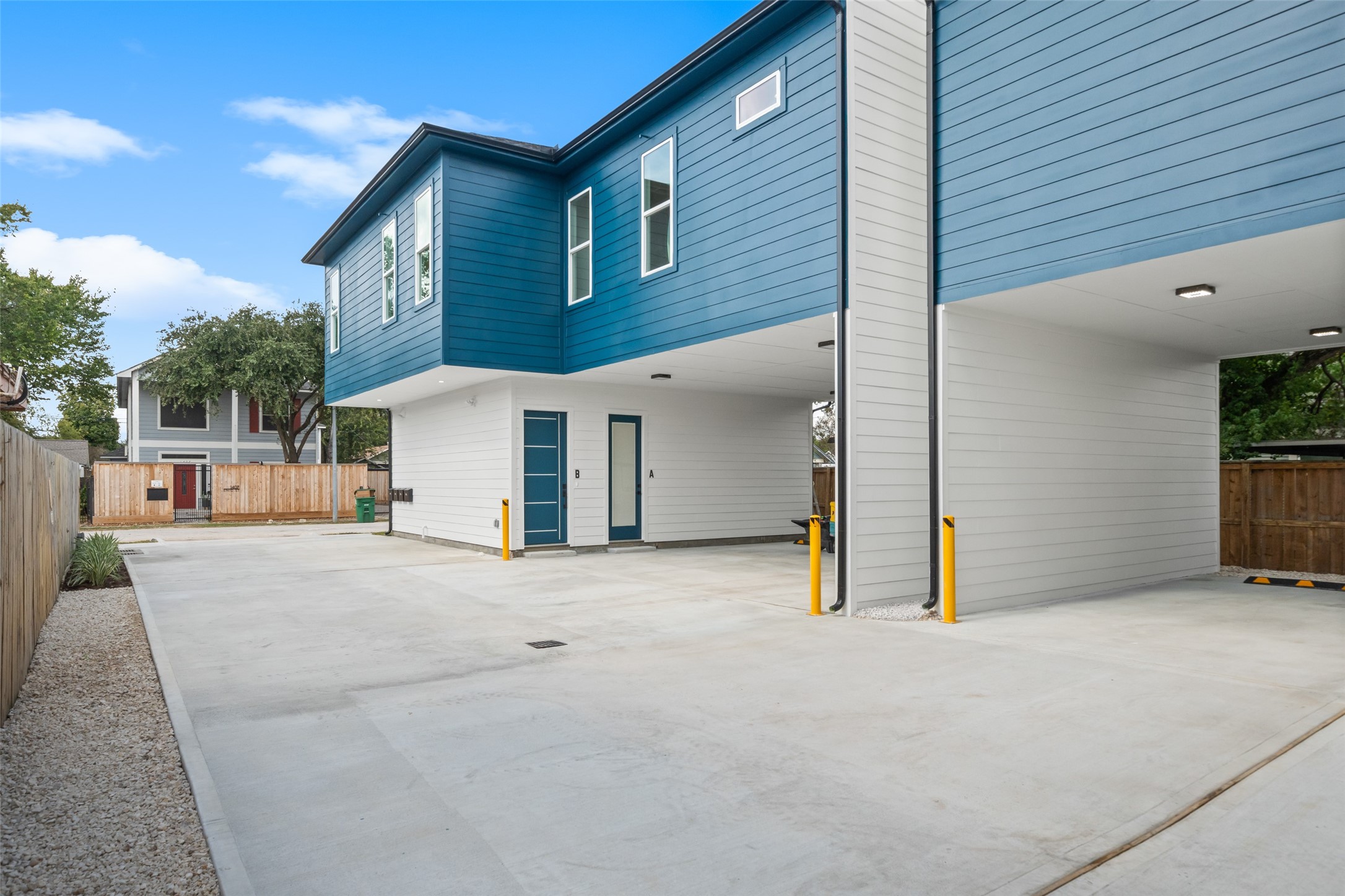 1408 Enid Street, Unit D Houston, TX 77009 - Photo 4 of 26 a view of a house with a patio
