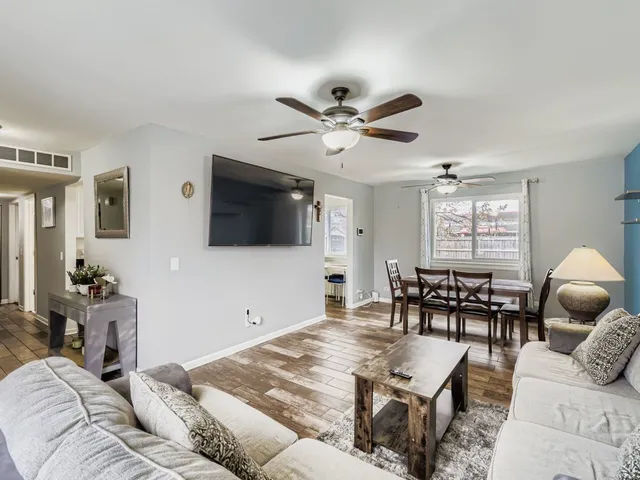 $314,900 | 8 Southbury Court, Streamwood, IL 60107