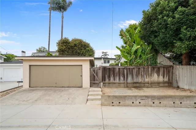a view of entryway with wooden fence