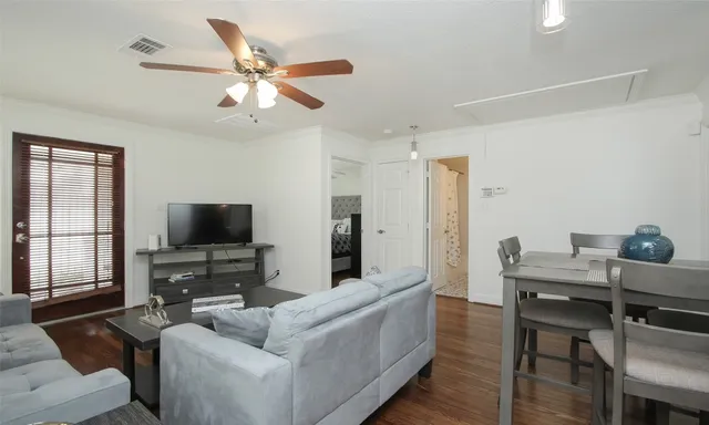 $1,800 | 4331 Marina Street, Unit B, Houston, TX 77007