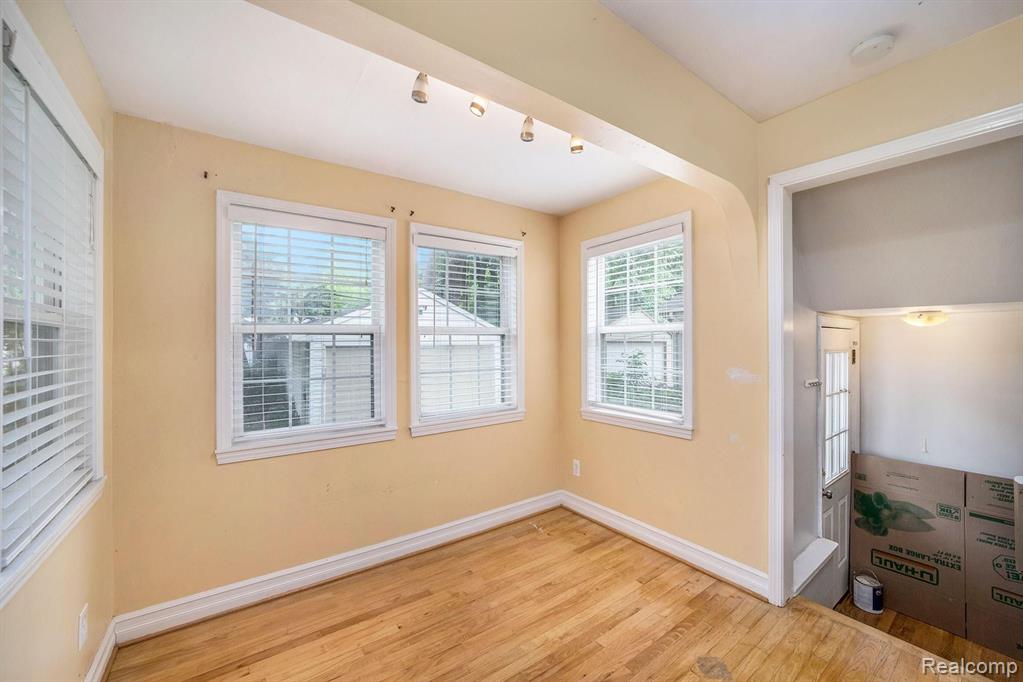 2174 Hampton Road Grosse Pointe Woods, MI 48236 - Photo 13 of 26