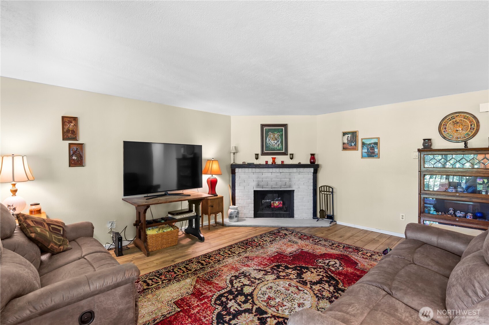 1211 North 8th Street, Unit 4 Mount Vernon, WA 98273 - Photo 2 of 12 a living room with furniture and a flat screen tv