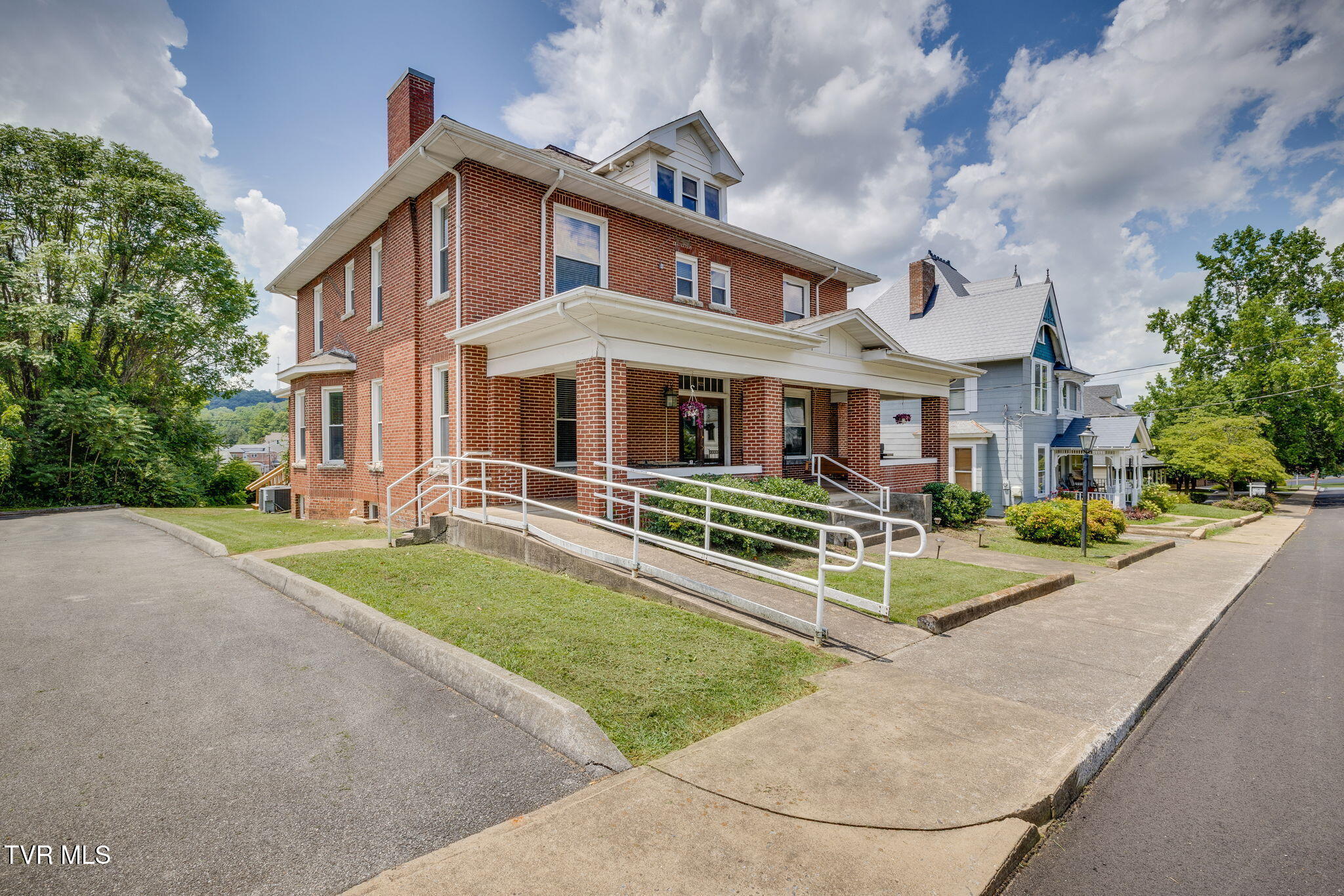 522 Alabama Street Bristol, TN 37620 - Photo 4 of 61 003