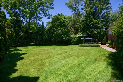 $1,899,000 | 16 Cherrywood Lane, Port Washington, NY 11050