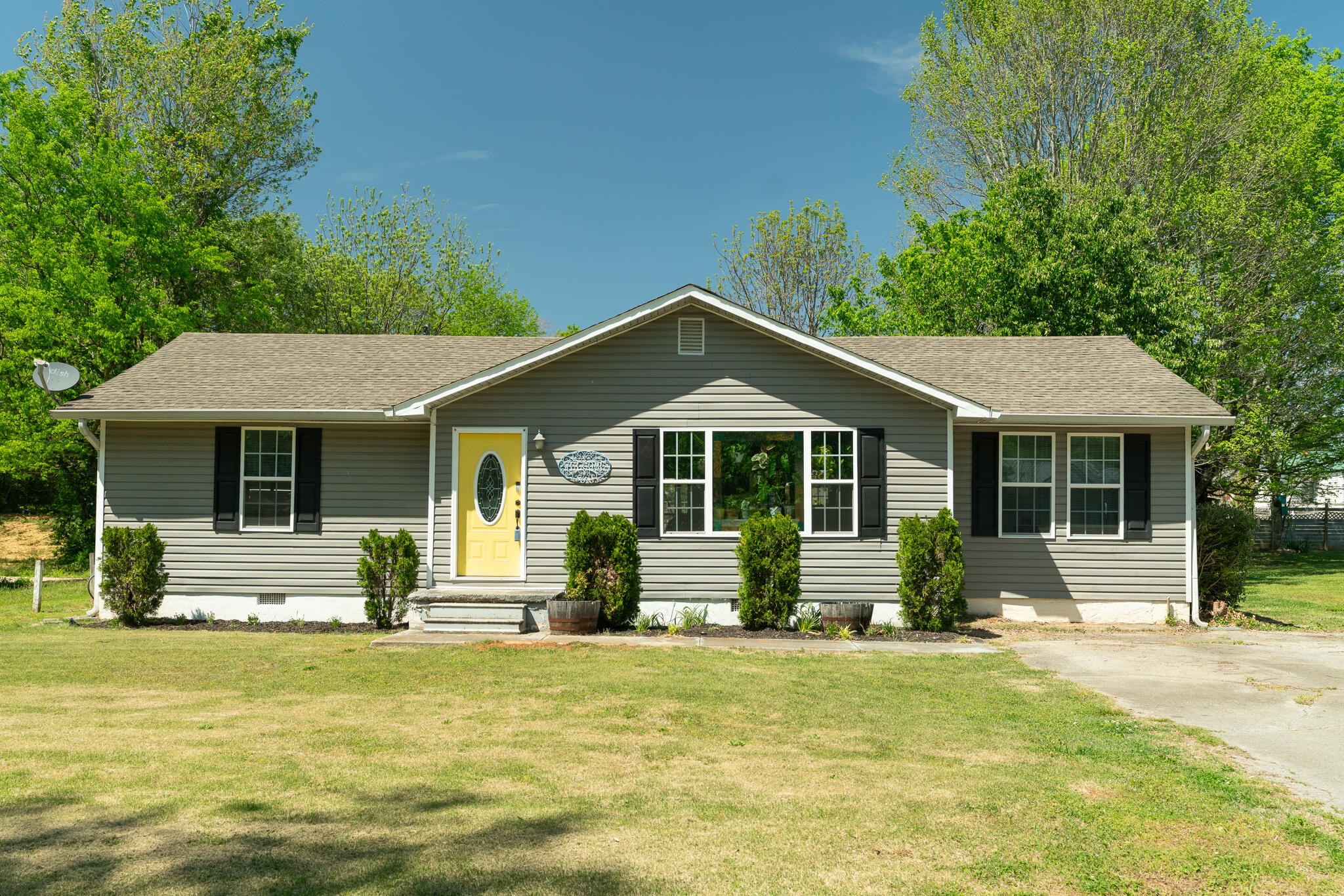 912 Barnabas Street Athens, TN 37303 - Photo 1 of 32 a front view of a house with a yard