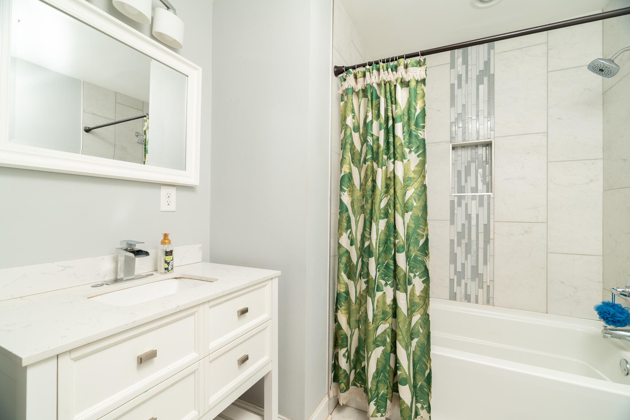 912 Barnabas Street Athens, TN 37303 - Photo 17 of 32 a bathroom with a sink and a mirror