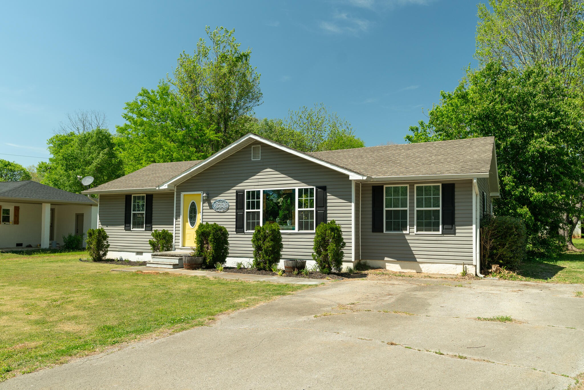 912 Barnabas Street Athens, TN 37303 - Photo 2 of 32 a front view of a house with a yard