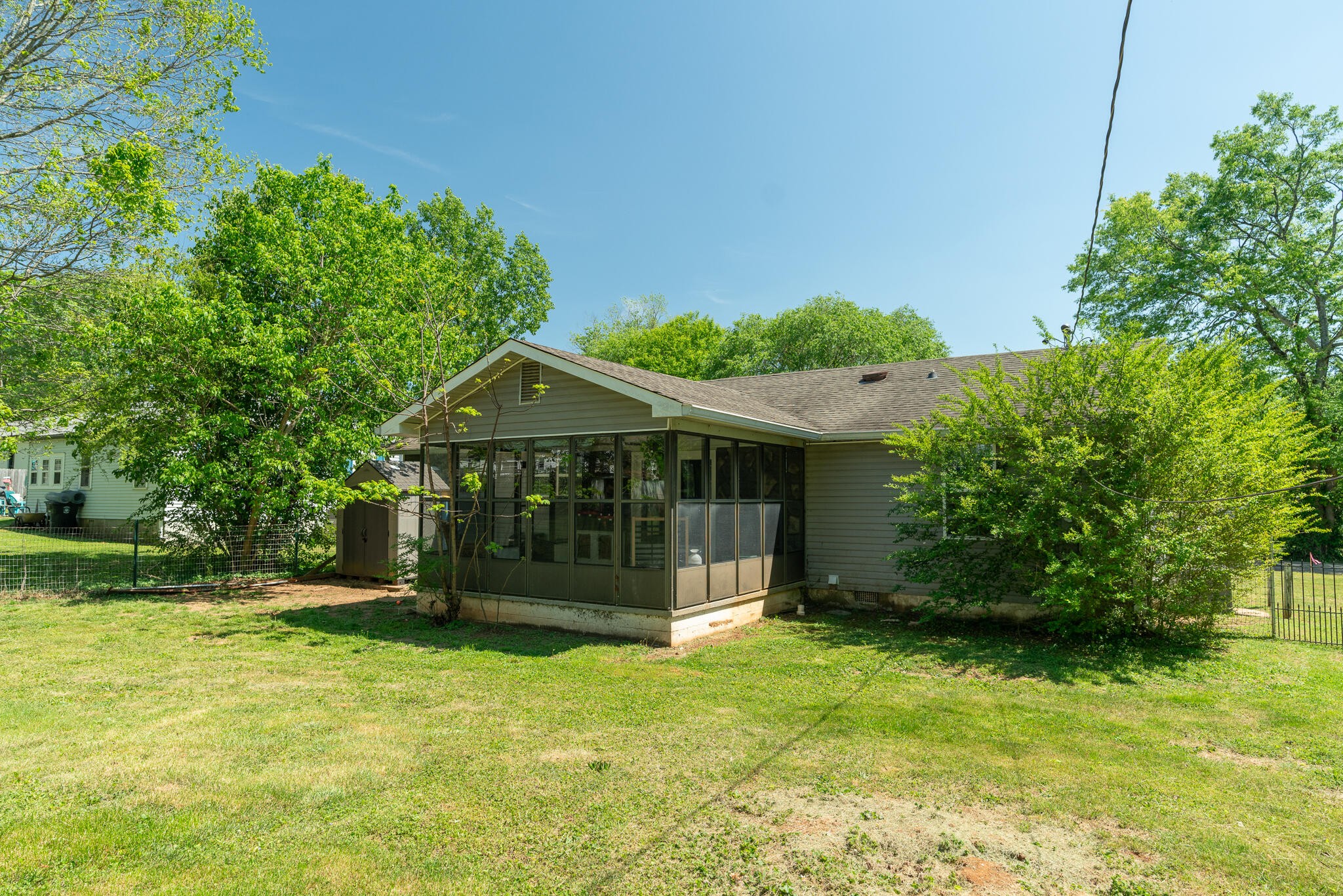 912 Barnabas Street Athens, TN 37303 - Photo 25 of 32 a front view of a house with a garden