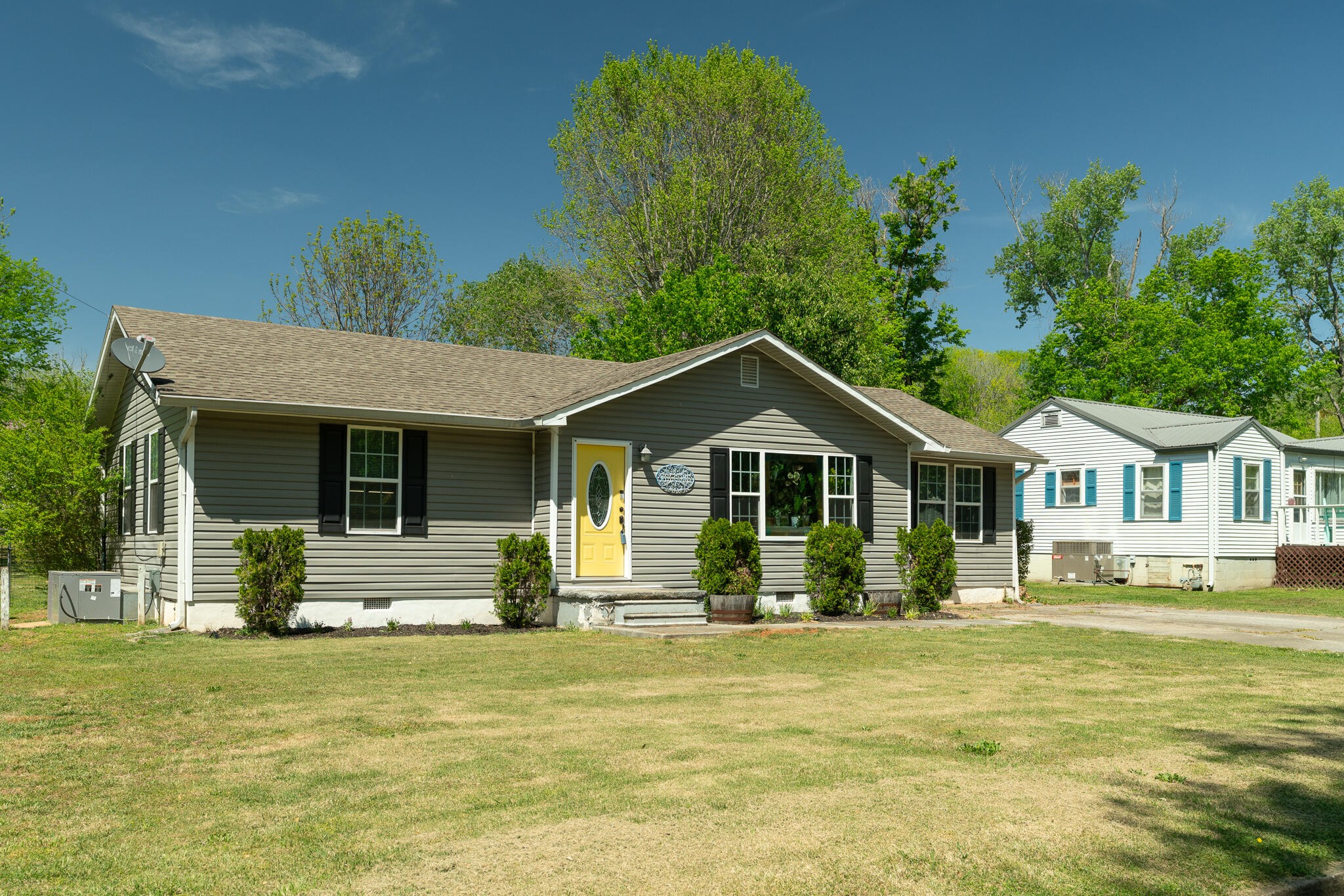912 Barnabas Street Athens, TN 37303 - Photo 3 of 32 a front view of a house with a garden