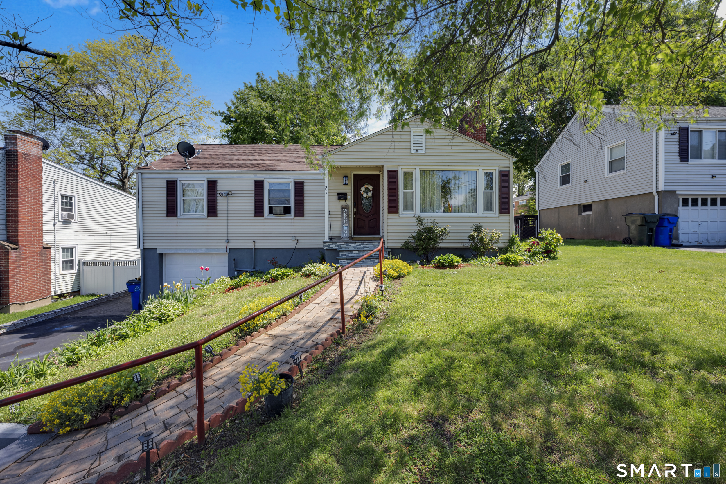 25 Crystal Street Wethersfield, CT 06109 - Photo 3 of 32