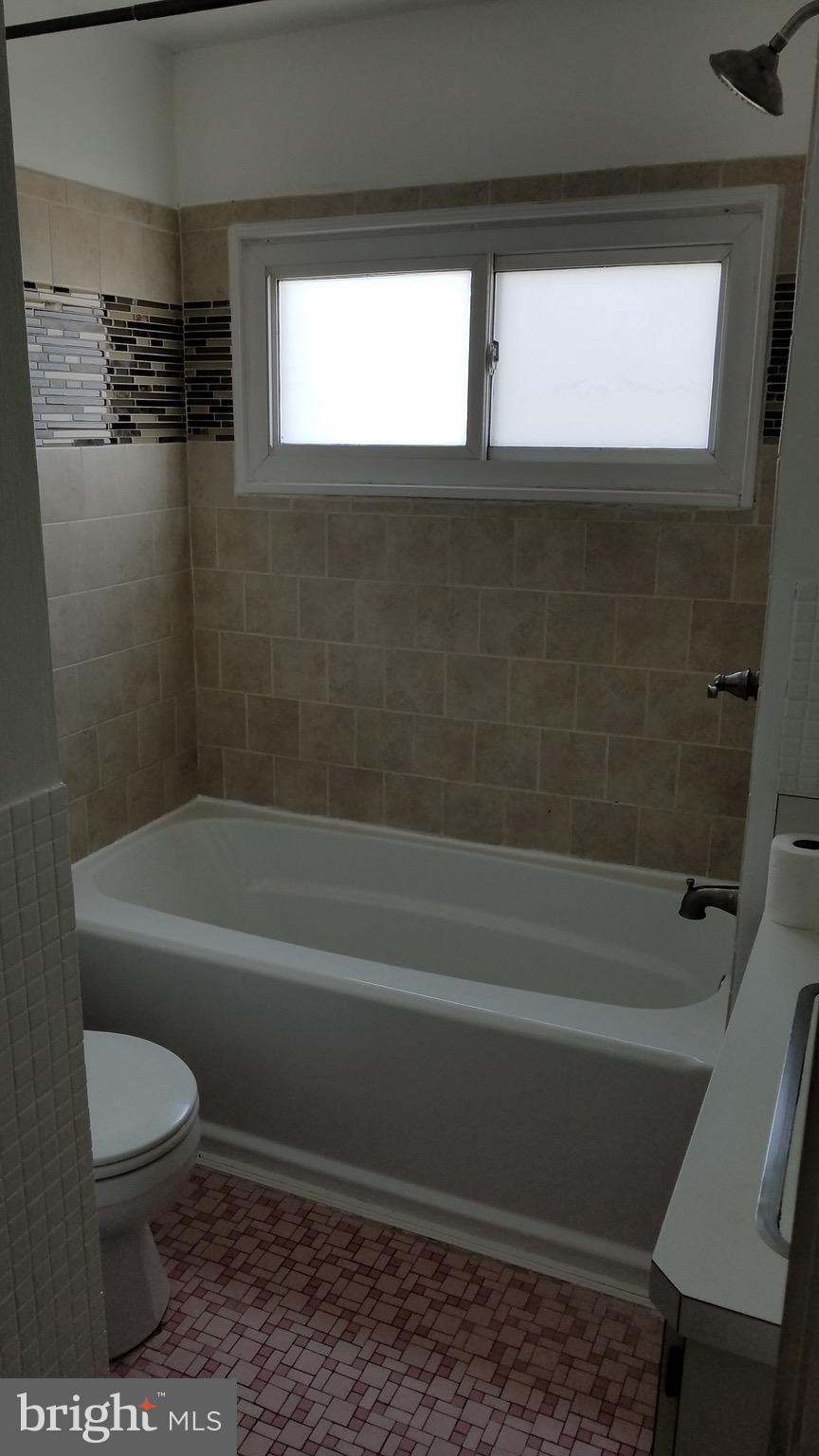 5845 Oakland Road Baltimore, MD 21227 - Photo 14 of 26 Bath