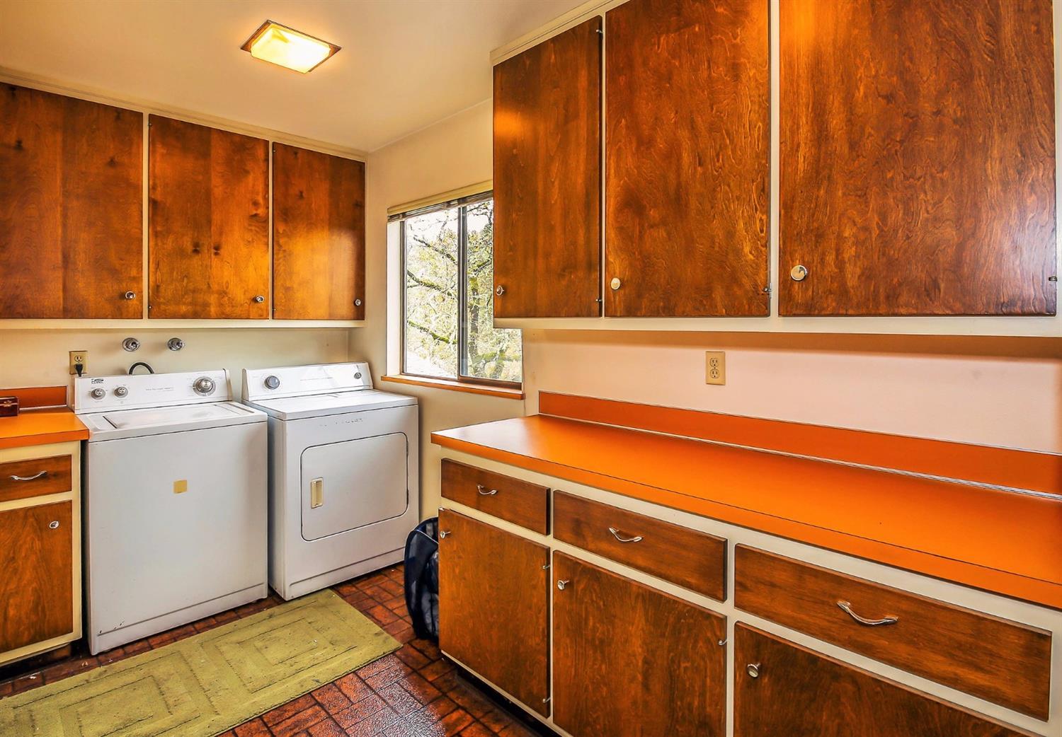 2655 Robertson Bridge Road Grants Pass, OR 97526 - Photo 22 of 31 a utility room with dryer and washer