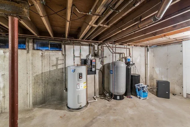 $679,900 | 11 Strawberry Hill Road, Bedford, NH 03110