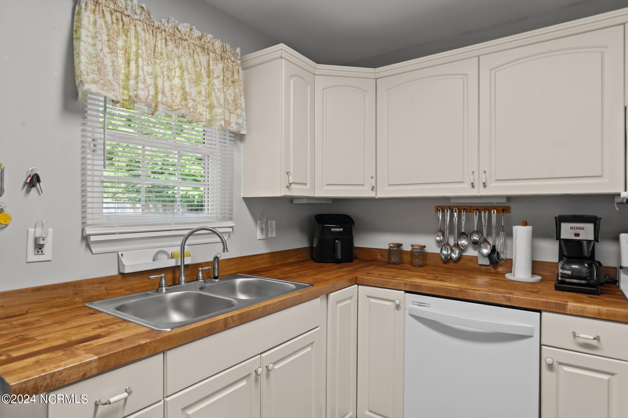 4432 Carthage Road West End, NC 27376 - Photo 13 of 39 28-web-or-mls-DSC01898