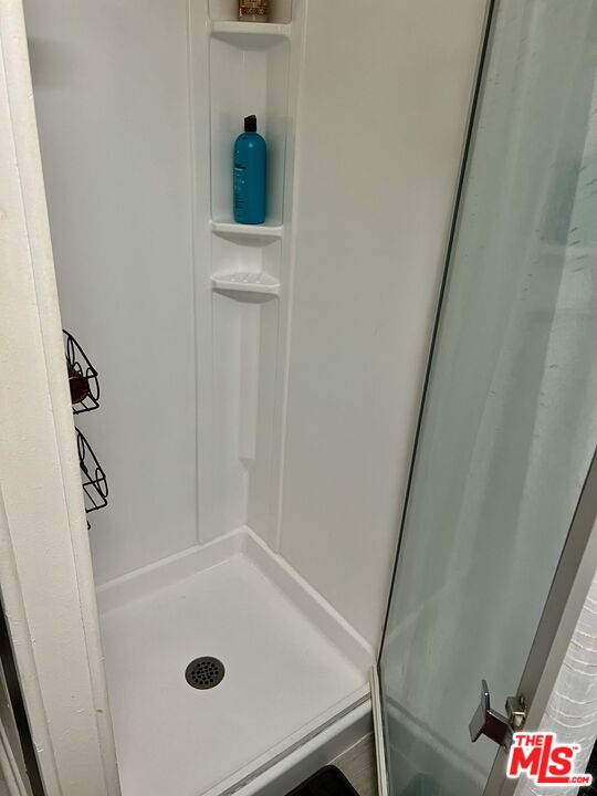 2744 West Rialto Avenue, Unit 49 Rialto, CA 92376 - Photo 19 of 40 a bathroom with a tub