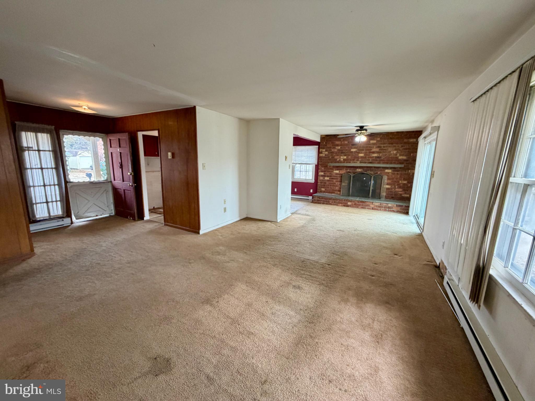 3 Queens Way Newark, DE 19713 - Photo 12 of 20 Spacious living area with cozy fireplace.