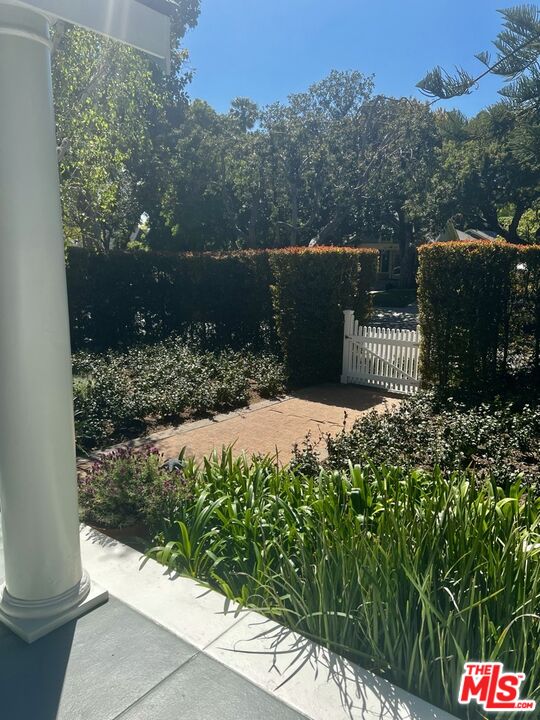 1434 North Spaulding Avenue Los Angeles, CA 90046 - Photo 2 of 19