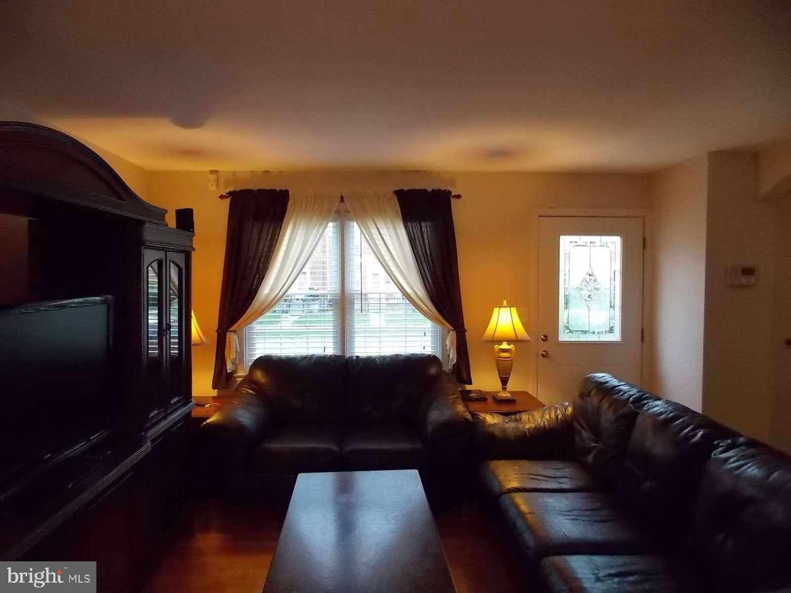 6121 Mt Ridge Road Baltimore, MD 21228 - Photo 2 of 20 Living Room