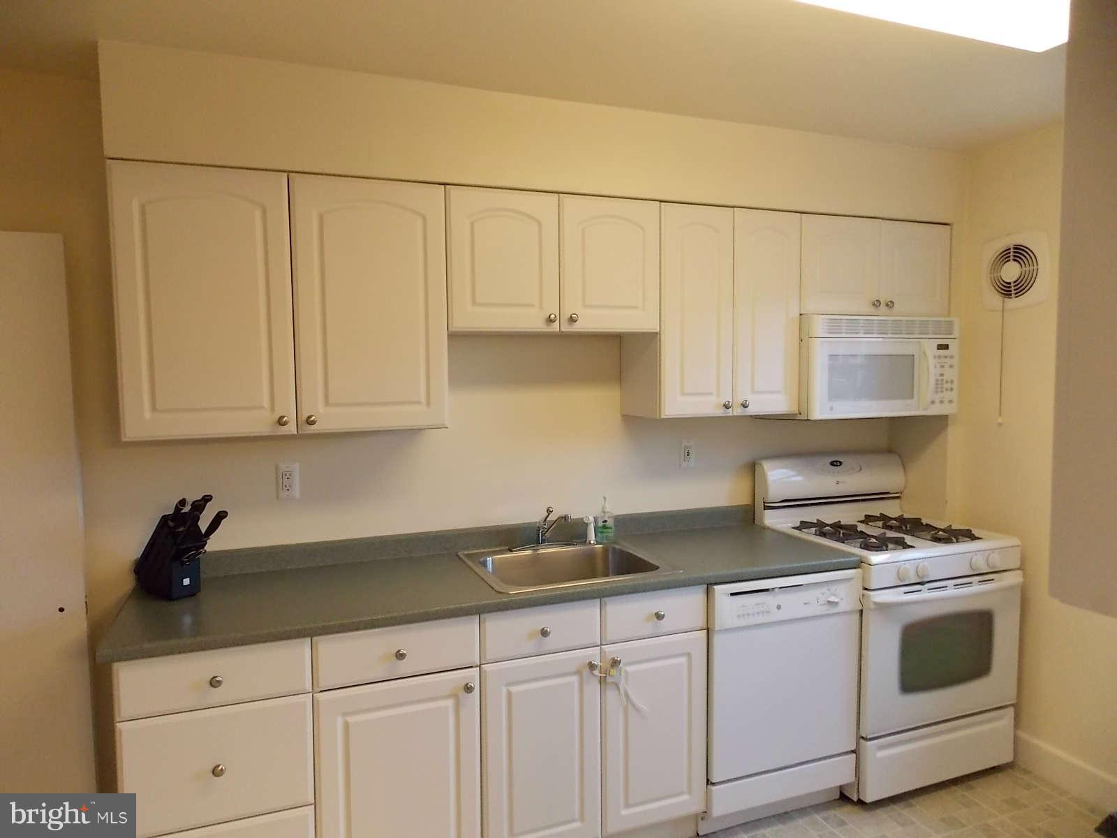 6121 Mt Ridge Road Baltimore, MD 21228 - Photo 4 of 20 Kitchen