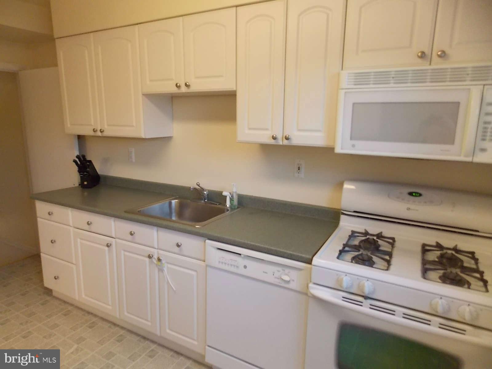 6121 Mt Ridge Road Baltimore, MD 21228 - Photo 5 of 20 Kitchen