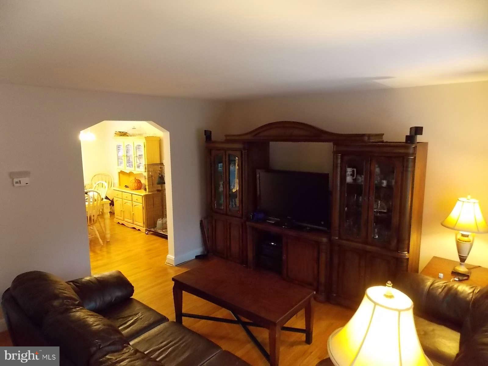 6121 Mt Ridge Road Baltimore, MD 21228 - Photo 8 of 20 Living Room