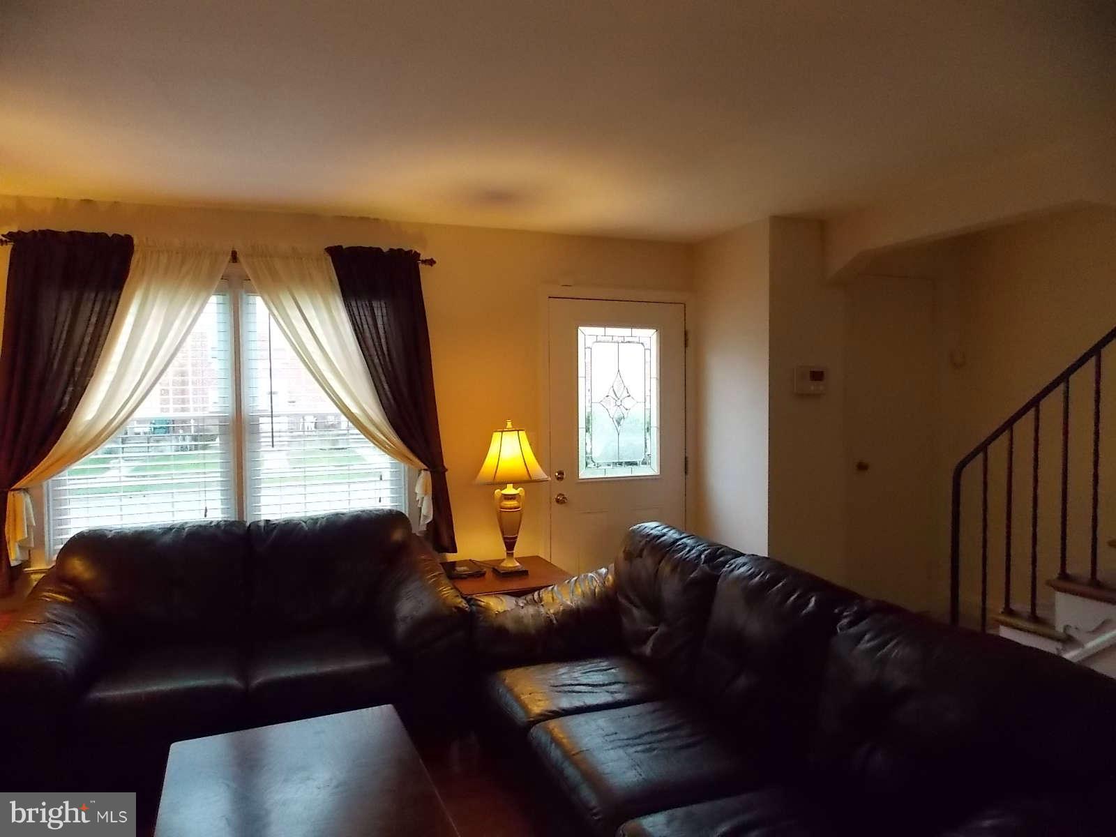 6121 Mt Ridge Road Baltimore, MD 21228 - Photo 9 of 20 Living Room