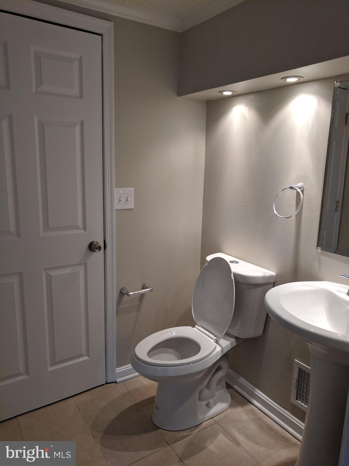 414 Elmwood Road Baltimore, MD 21206 - Photo 6 of 16 Bath