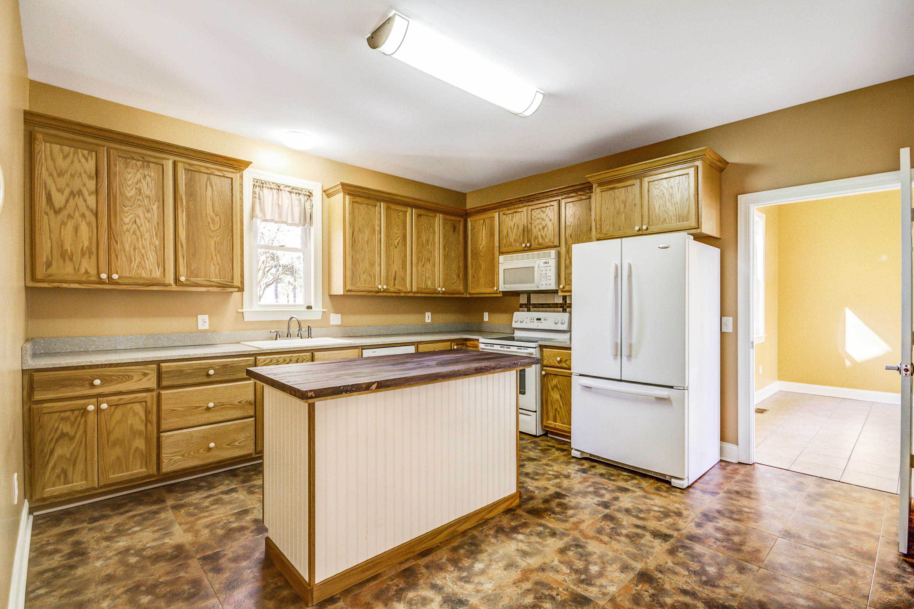 1676 Sandridge Road Dorchester, SC 29437 - Photo 31 of 57 Guest Kitchen