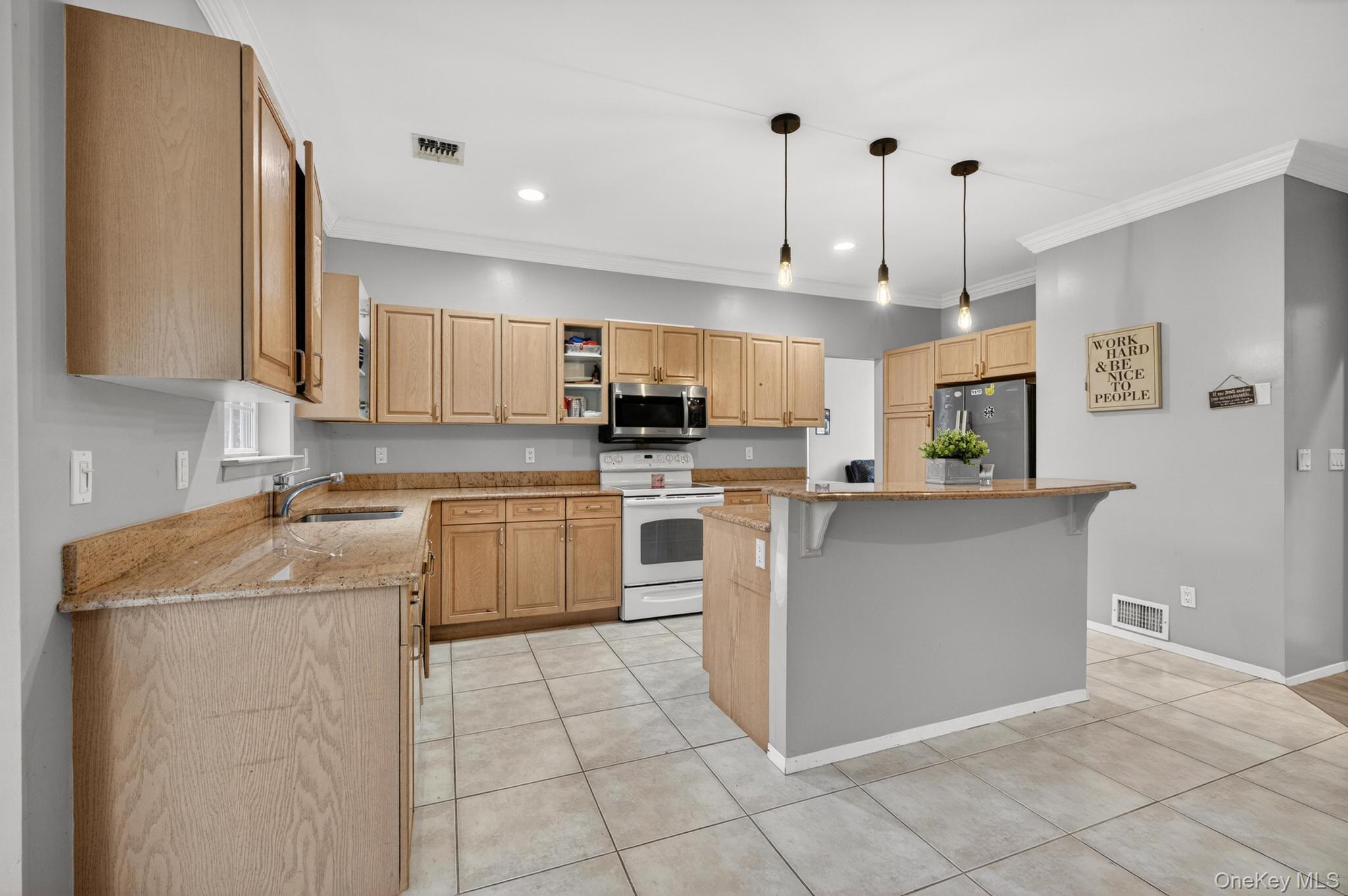 27 Hamlet Drive Commack, NY 11725 - Photo 12 of 40