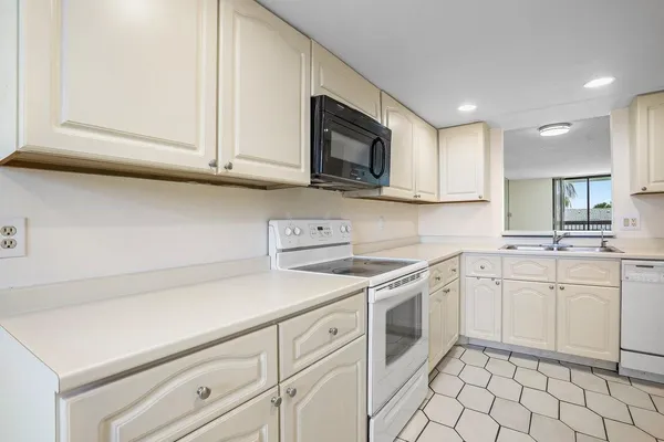 $294,900 | 2707 Northeast 14th Street Causeway, Unit 305, Pompano Beach, FL 33062